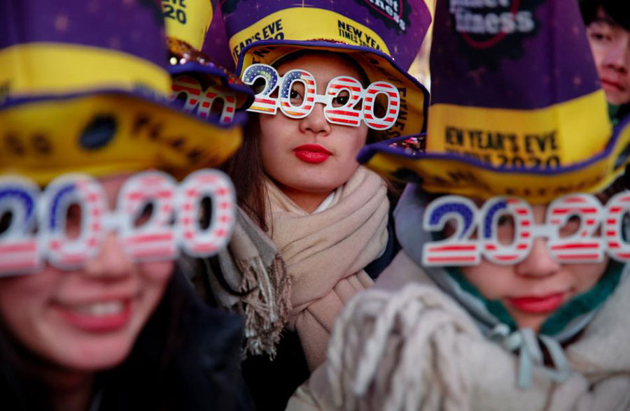 جشن و آتش‌بازی هنگام تحویل سال 2020 در شهرهای پاریس، برلین و نیویورک