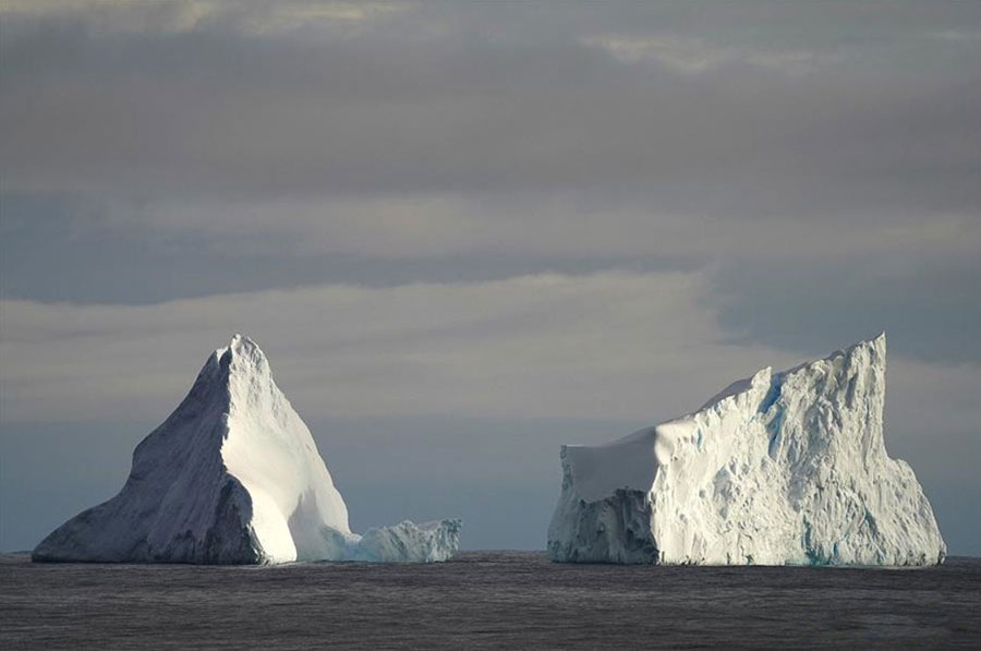 تکه یخ‌های عظیم قطب جنوب در حال آب شدن