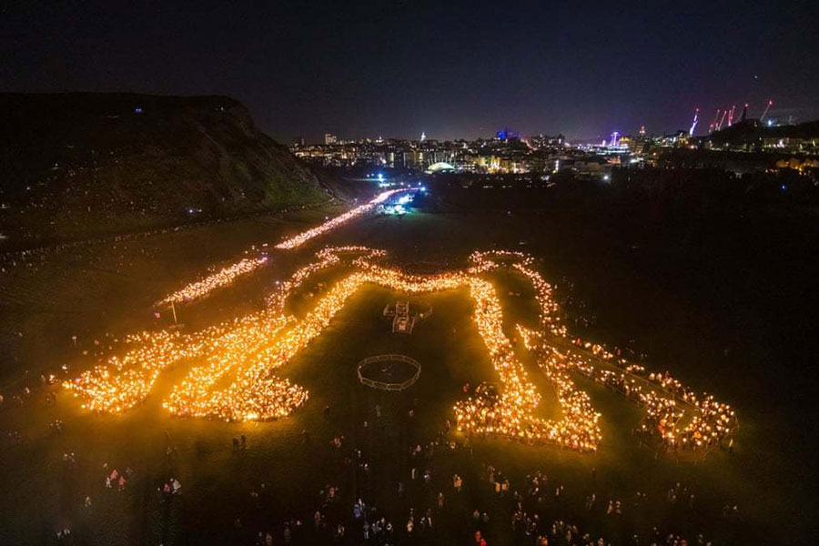 حمل مشعل های آتشین توسط هزاران نفر در ادینبورگ اسکاتلند