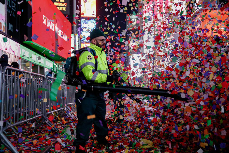 تمیز کردن میدان تایمز شهر نیویورک پس از برگزاری جشن آغاز سال نو