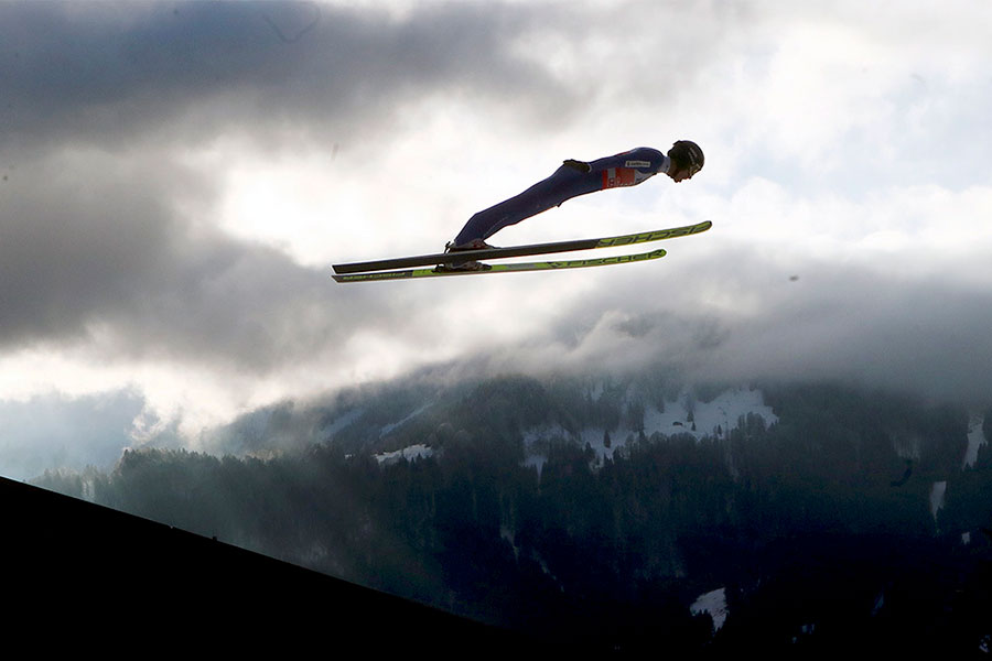 Gregor Deschwanden از سوئیس در هنگام پرش اسکی در مسابقات چهار تپه در اوبرسوردورف، آلمان