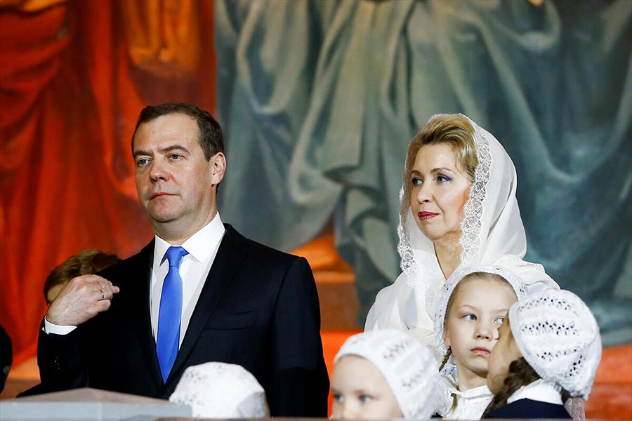 حضور نخست وزیر روسیه و همسرش در مراسم شب کریسمس (زادروز حضرت مسیح) در کلیسای مسیح منجی در شهر مسکو.