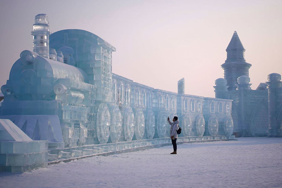 یک قطار یخی در نمایشگاه سالانه سازه‌های برفی و یخی در هاربین چین