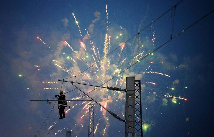 تعمیر خطوط برق در پکن همزمان با آتش بازی