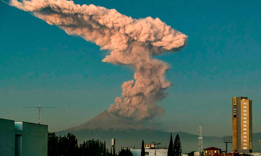 کوه آتشفشانی پوپوکاتپتل در ایالت مورلوس، مکزیک