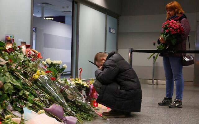 سوگواری خانواده های قربانیان حادثه هواپیمای اوکراینی در فرودگاه بین المللی کیف
