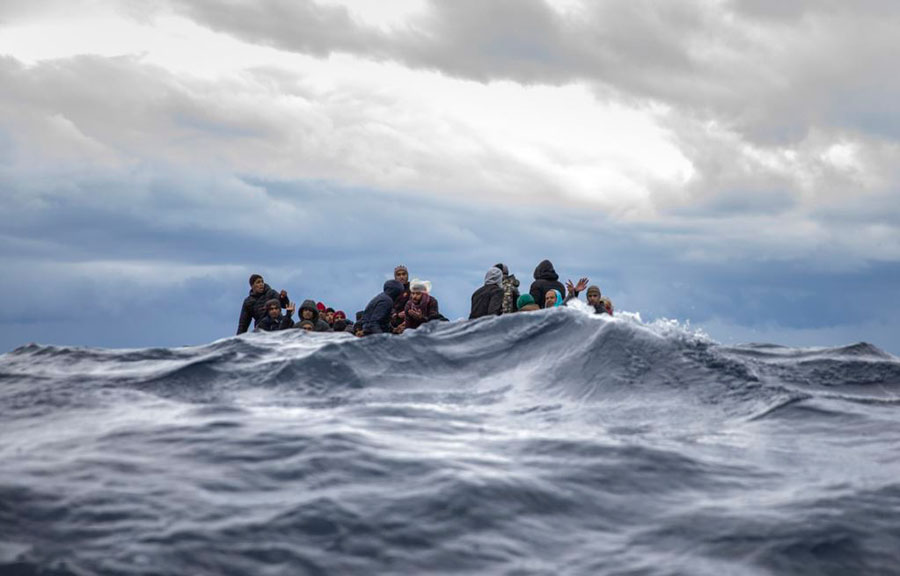 پناهجویان مراکشی و بنگلاشی با قایق سرگردان در دریای مدیترانه