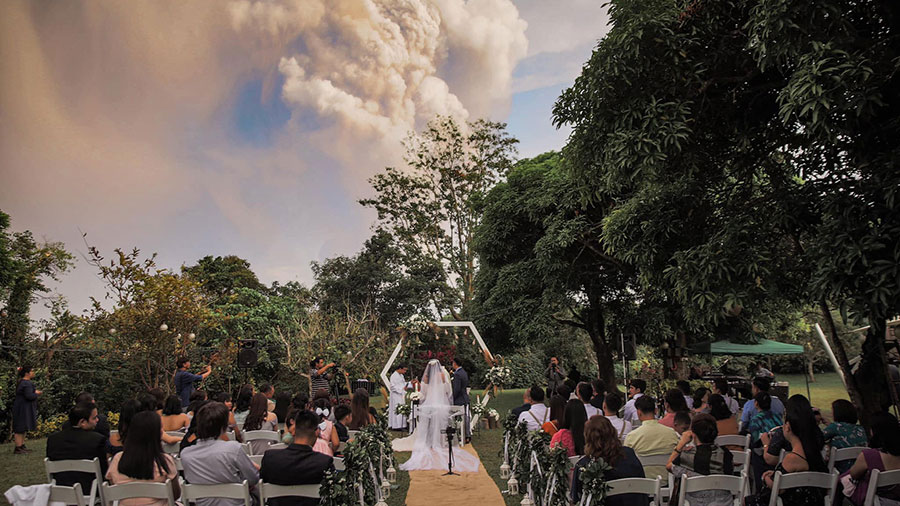 برگزاری مراسم ازدواج در 10 مایلی آتشفشان در حال فوران  تال در فیلیپین
