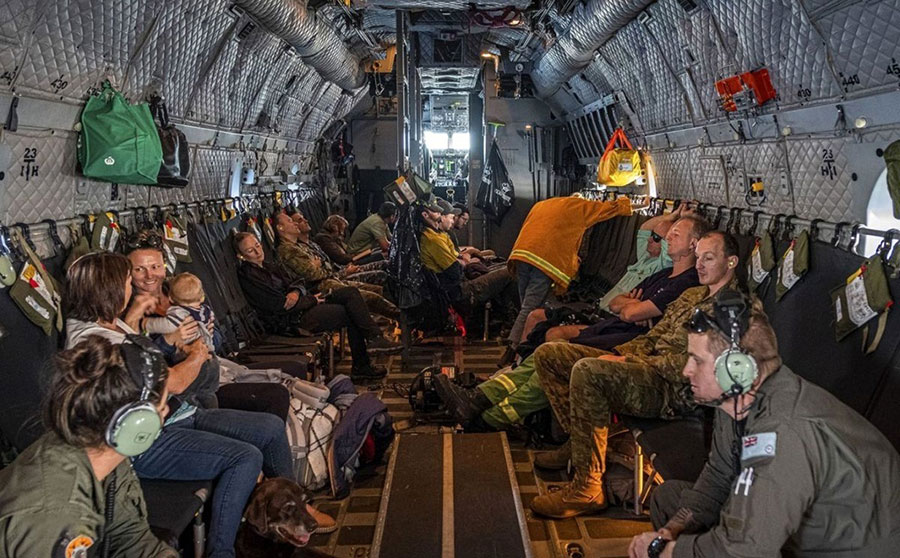 نجات مردم از آتش سوزی استرالیا با هواپیمای نیروی هوایی سلطنتی استرالیا در مالاکوتا