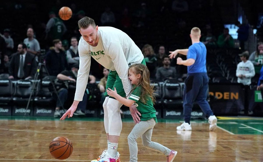 بازی مهاجم تیم بسکتبال بوستون با دختر خود