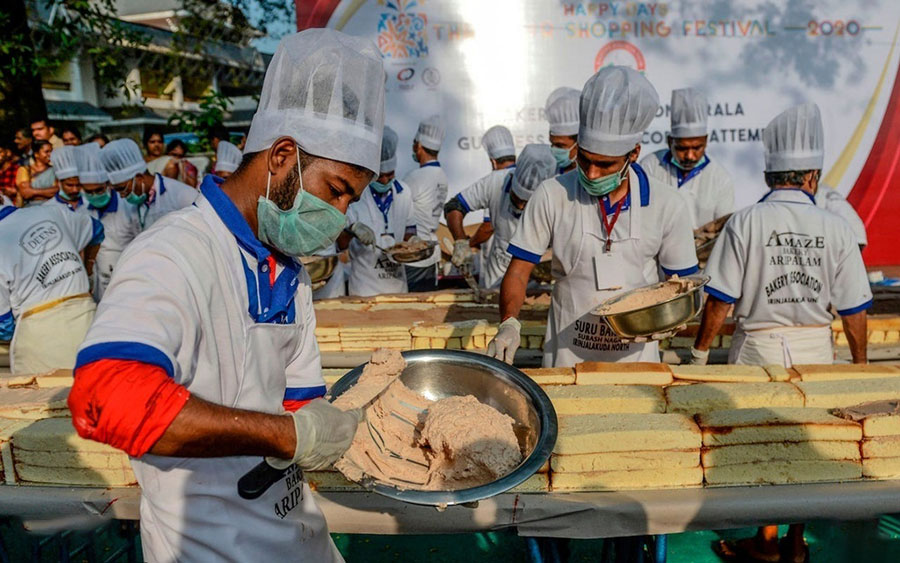 پخت بزرگترین کیک دنیا با طول تقریبی 6.5 کیلومتر در ایالت کرالا در جنوب هند