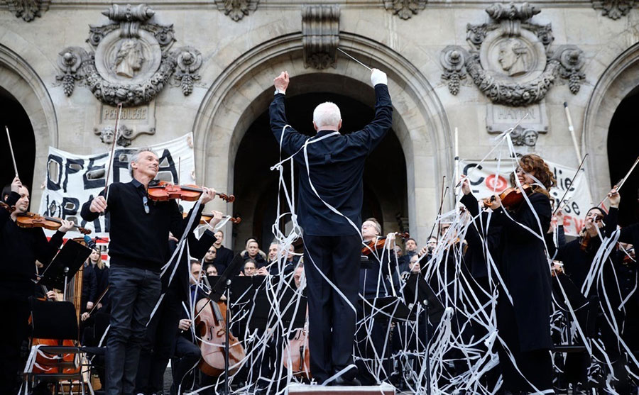 نوازندگان ارکستر در خارج از خانه اپرای کاخ گارنیه در پاریس