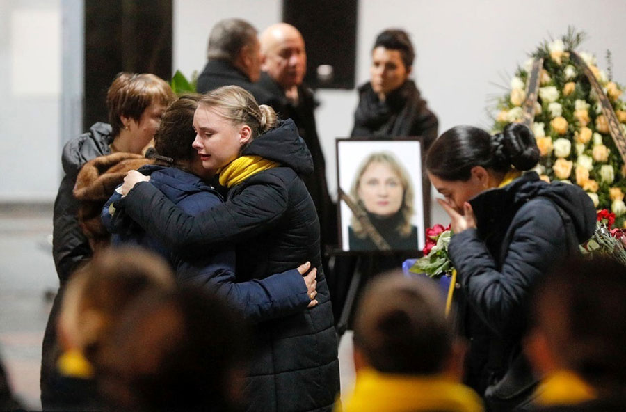 ادای احترام به اجساد اعضای خدمه و قربانیان هواپیمای تهران - اوکراین در فرودگاه بین المللی کیف اوکراین