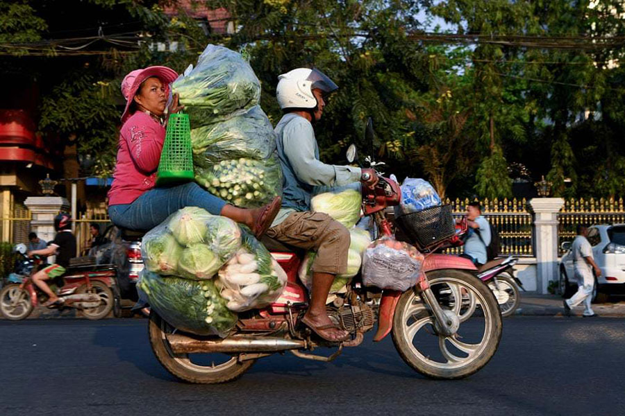 حمل سبزیجات با موتور در کامبوج