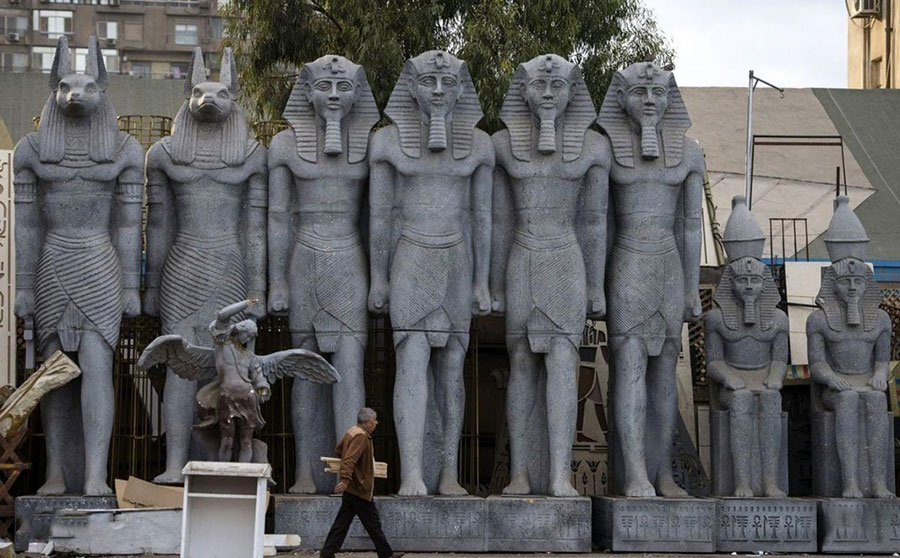 نمایی از مجسمه های فرعونی که در نمایشگاه اپرا قاهره مورد استفاده قرار می گیرد