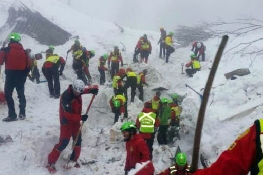 15 کولبر در ارتفاعات میشیاو نجات پیدا کردند - 15 kulbars were rescued in the highlands of Mishiab 15 کولبر در ارتفاعات میشیاو نجات پیدا کردند - 15 kulbars were rescued in the highlands of Mishiab