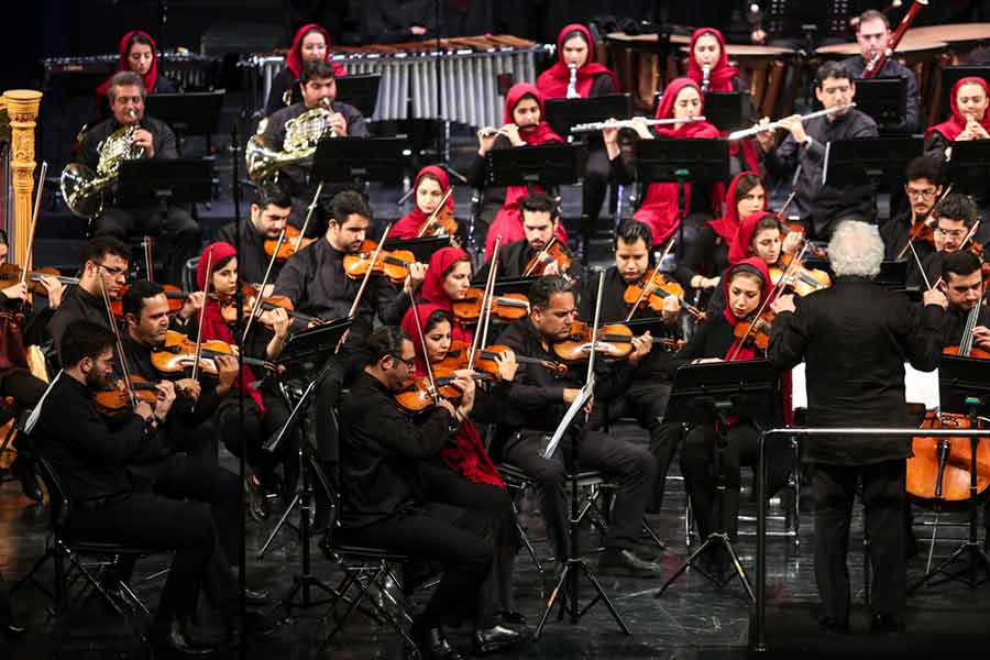 ارکستر سمفونیک تهران به رهبری لوریس چکناواریان