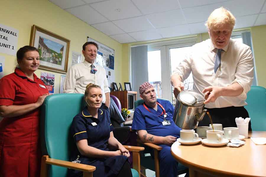 چای ریختن بوریس جانسون نخست وزیر بریتانیا برای کارکنان یک بیمارستان در شهر پنزانس در منطقه کورنوال بریتانیا