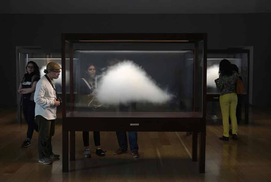 بازدیدکنندگان در حال تماشای اثری هنری به نام ابر اثر یک هنرمند مفهومی در موزه هنر آمریکای لاتین در شهر بوینوس آیرس آرژانتین