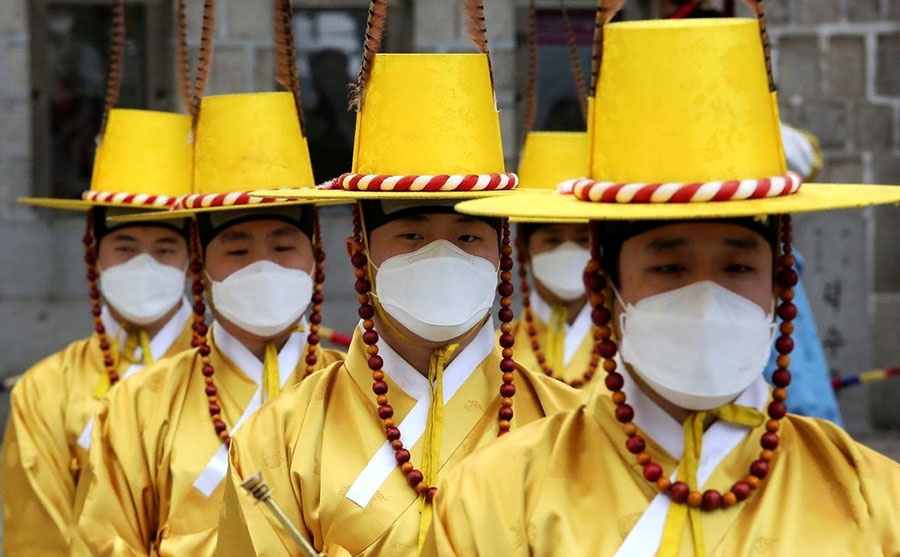 نگهبانان محافظ کاخی در سئول کره جنوبی که به دلیل شیوع ویروس کرونا ماسک به صورت دارند