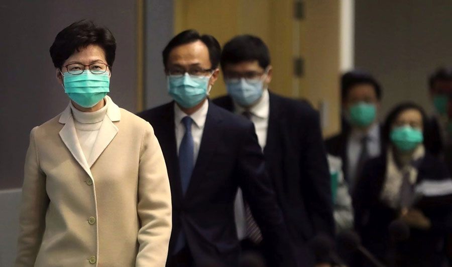 کری لام رئیس اجرایی هنگ کنگ به دلیل شیوع ویروس کرونا با ماسک صورت خود را پوشانده
