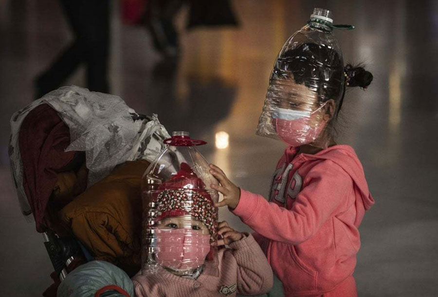 کودکان چینی ماسک زده در فرودگاه بین‌المللی شهر پکن