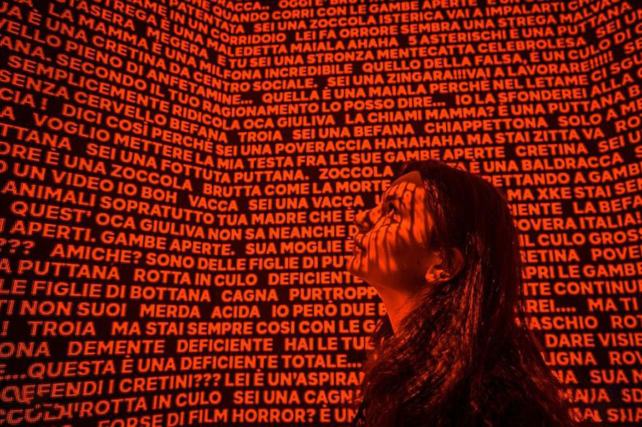 یک زن در مقابل تبلیغات در میلان ایتالیا