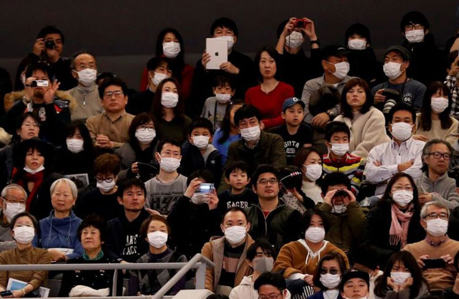 ماسک زدن تماشاچیان ژاپنی در سالن رقابت‌های بسکتبال در توکیو