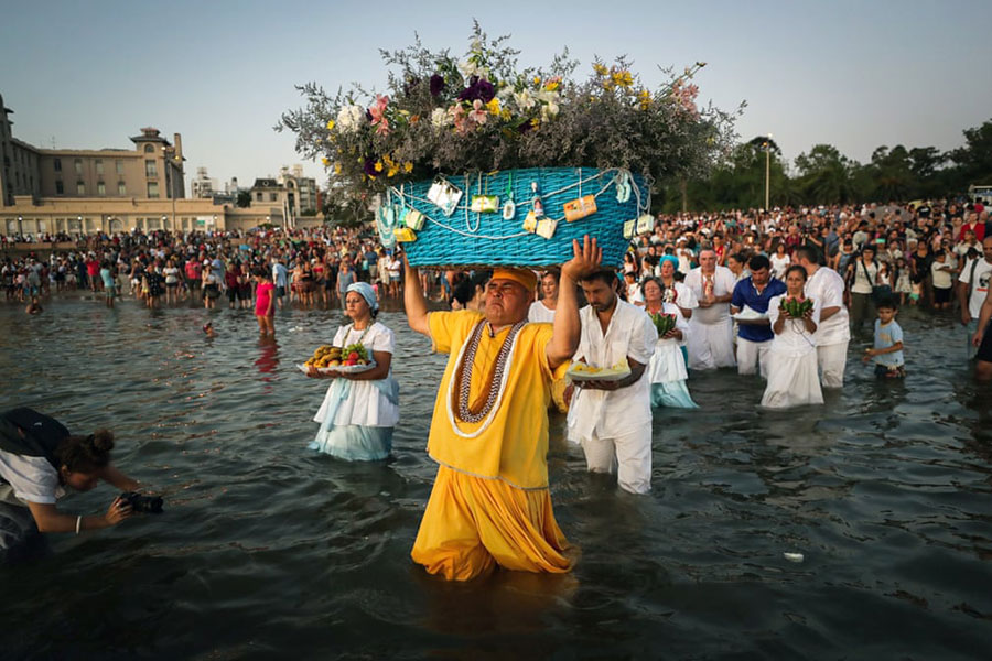 ارایه نذورات به خدای دریا در جریان یک جشنواره آیینی در اروگوئه