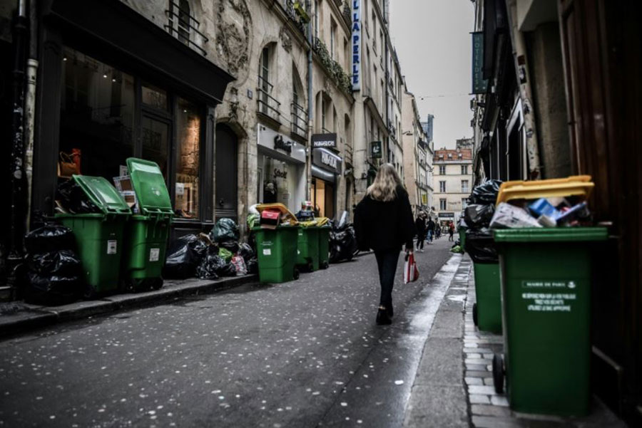تلنبار زباله‌ها در شهر پاریس فرانسه در اثر اعتصاب کارکنان شهرداری