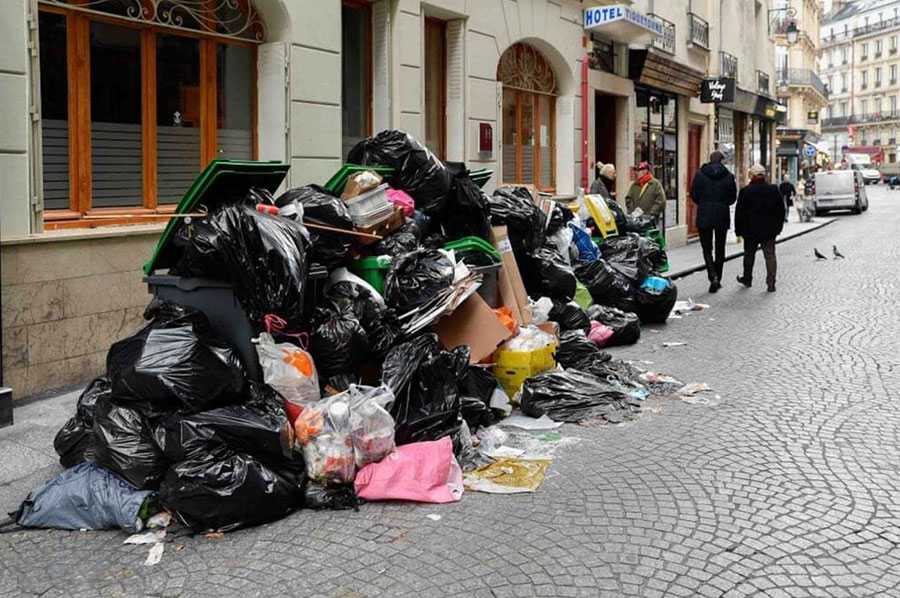 اعتصاب کارکنان شهرداری شهر پاریس و تلمبار شدن زباله در خیابانهای پاریس اعتصاب کارکنان شهرداری شهر پاریس و تلمبار شدن زباله در خیابانهای پاریس
