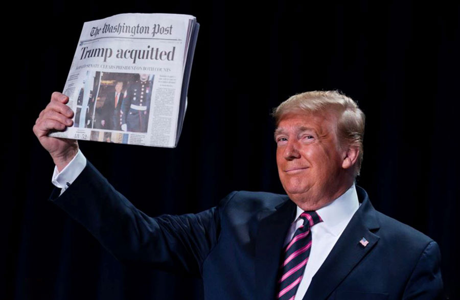 ترامپ یک نسخه از روزنامه واشنگتن پست را با تیتر ترامپ تبرئه شد به حاضران نشان می‌دهد