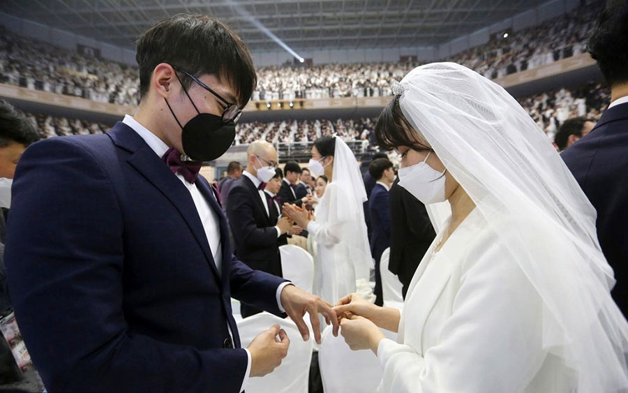 مراسم عروسی دسته جمعی زیر سایه شیوع ویروس کرونا در مرکز جهانی صلح در کره جنوبی
