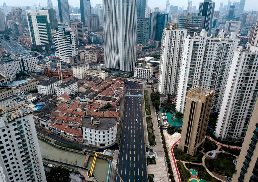 عکس هوایی از خیابانی در منطقه ای معمولاً شلوغ در شانگهای چین