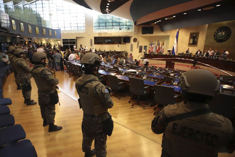 لشکرکشی ارتش السالوادور به پارلمان برای تصویب بودجه نظامی