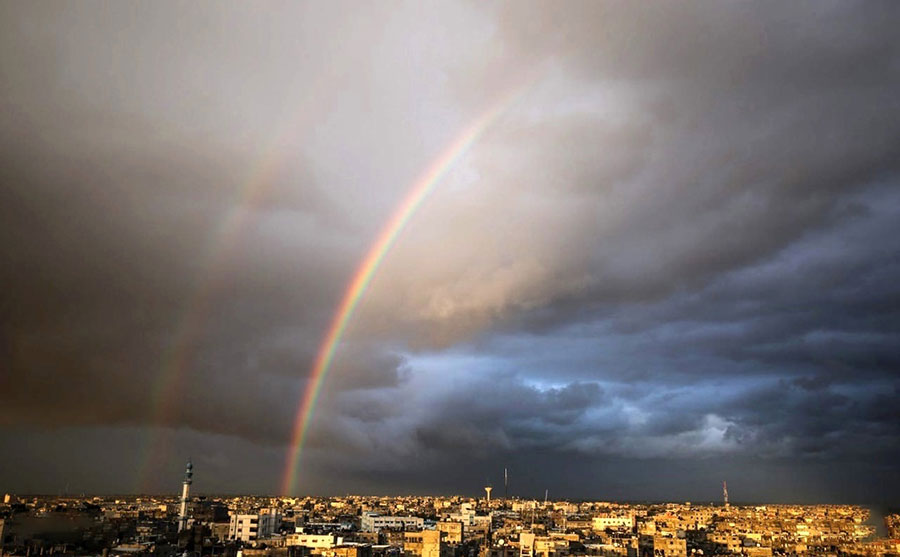 رنگین کمان در آسمان شهر رفح در نوار غزه فلسطین