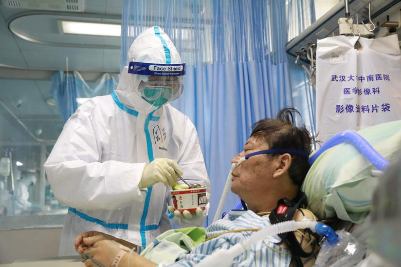 غذا دادن یک پرستار به بیمار مبتلا به ویروس کرونا در بیمارستانی در شهر ووهان چین