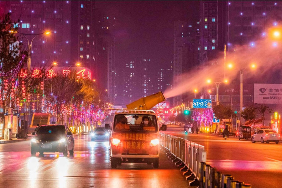 فعالیت شبانه روزی ماشین‌های ضدعفونی کننده ویروس کرونا در خیابان‌های شهر تِنگژو در استان شاندونگ چین