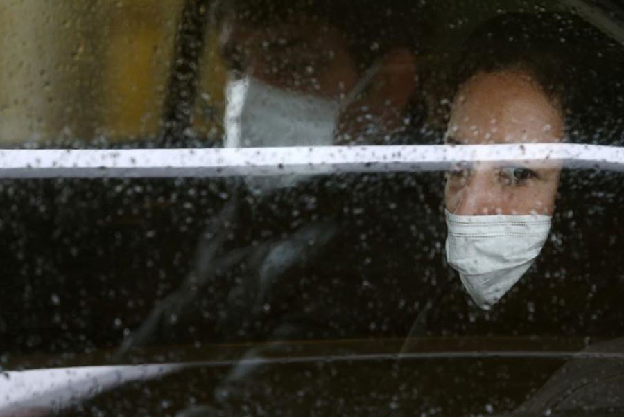 مسافران یک تاکسی در تهران از بیم ابتلا به کرونا ویروس ماسک زده‌اند