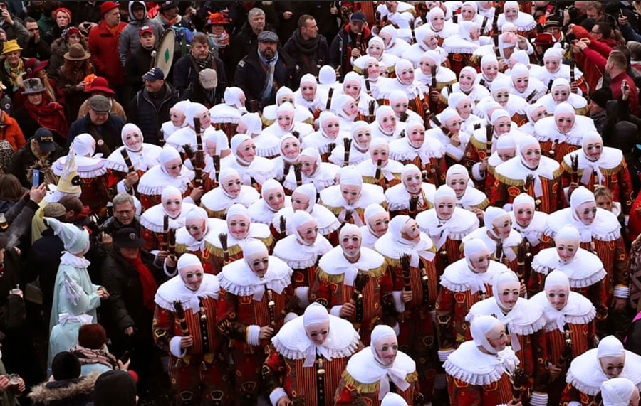 رژه سالانه دلقک‌ها در شهر بینچه بلژیک