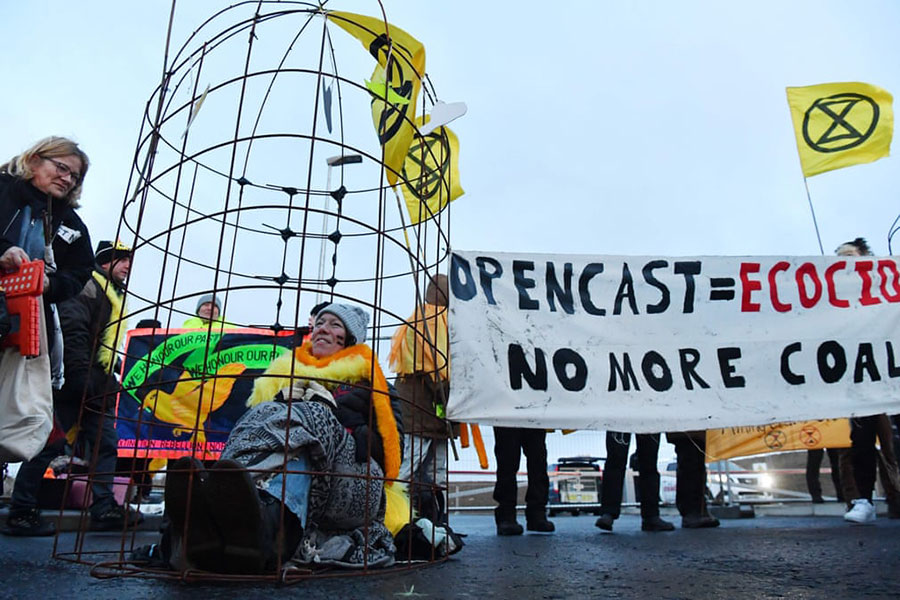 اعتراض فعالان محیط زیست موسوم به شورش علیه انقراض به گسترش فعالیت یک معدن ذغال سنگ در دورهام بریتانیا