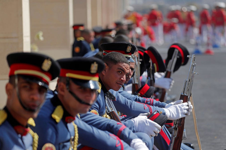 گارد احترام ارتش مصر در مراسم تشییع حسنی مبارک در مقابل مسجد مارشال محمد حسین طنطاوی در شهر قاهره گارد احترام ارتش مصر در مراسم تشییع حسنی مبارک در مقابل مسجد مارشال محمد حسین طنطاوی در شهر قاهره