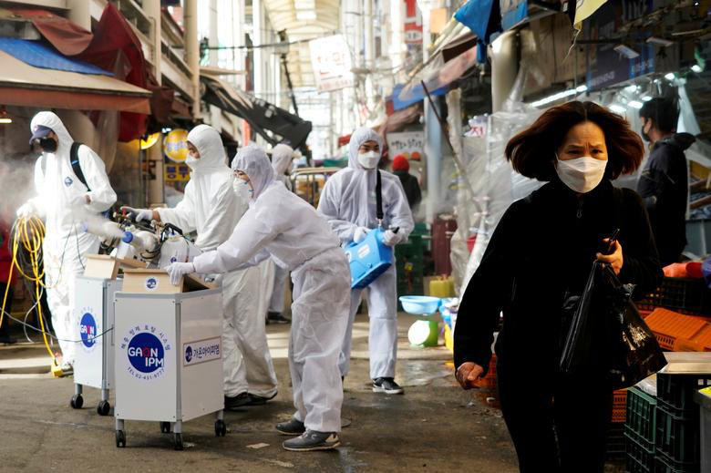 ضدعفونی بازار سنتی شهر سئول کره جنوبی برای مهار شیوع ویروس کرونا