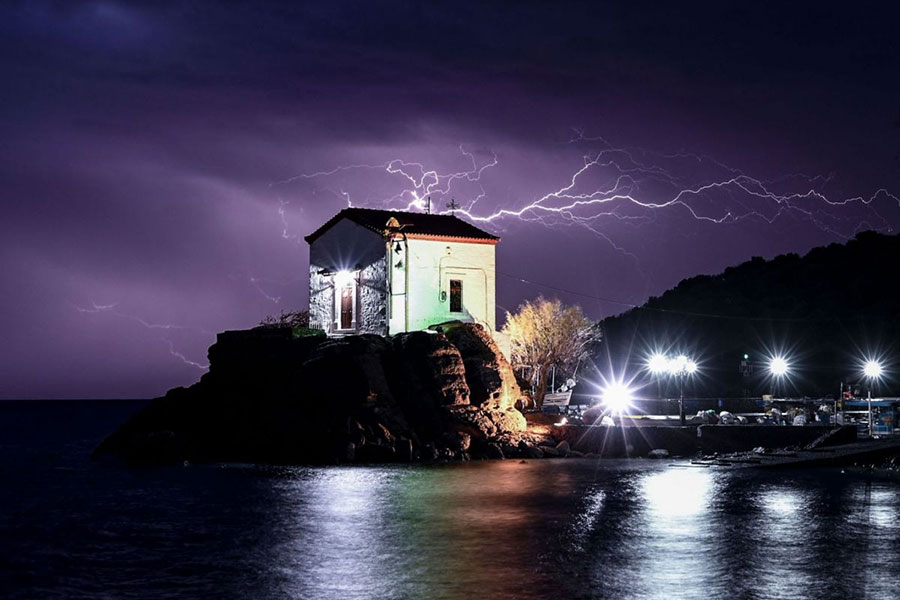 نمای زیبایی از رعد و برق در دهکده ای در یونان
