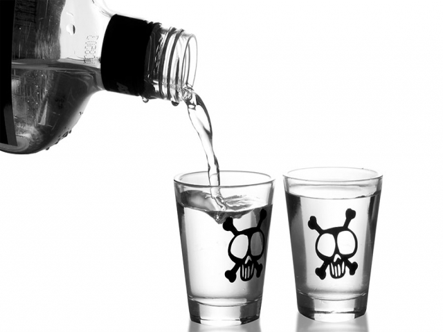 مسمومیت 40 نفر بر اثر مصرف الکل صنعتی در اردبیل