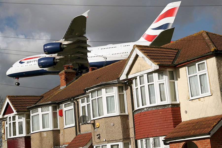 یک هواپیمای بریتیش ایرویز ایرباس A380 قبل از فرود آمدن در فرودگاه هیترو لندن بر فراز خانه های مسکونی پرواز می کند