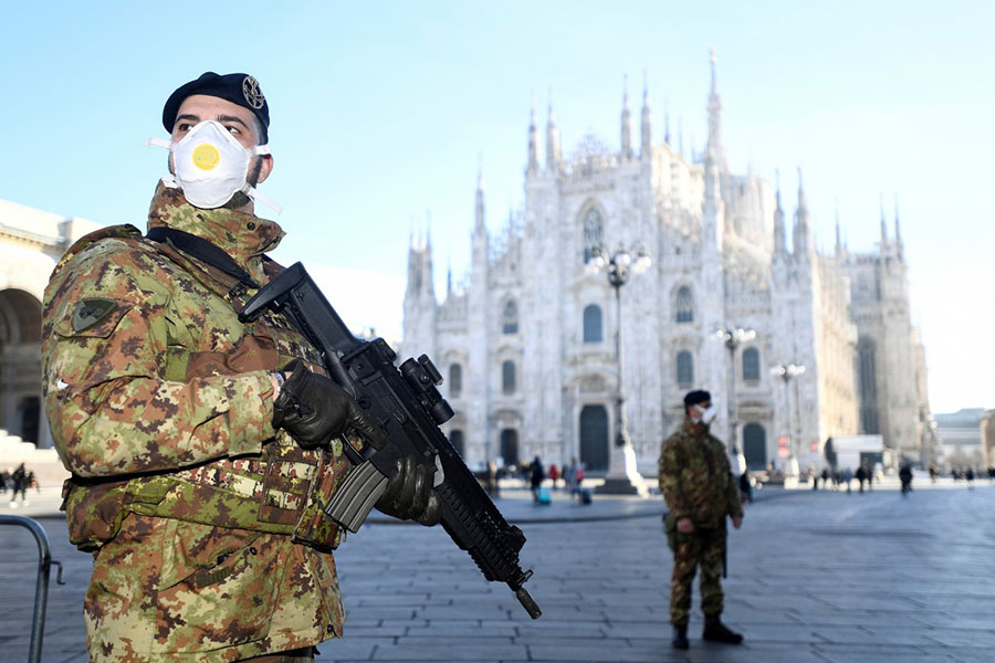 نیروهای نظامی ایتالیا برای حفاظت از قوانین قرنطینه اماکن عمومی شهرها مستقر شده اند
