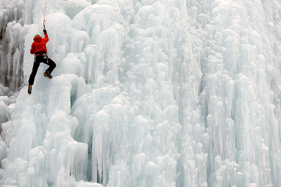 آبشار یخ زده در مالگا سیاپلا، ایتالیا