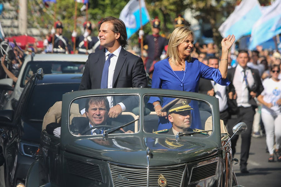 رییس جمهوری منتخب اروگوئه (لوئیس آلبرتو لاکل پو) به همراه معاونش سوار بر یک اتومبیل قدیمی در شهر مونته ویدئو (پایتخت) در حال عزیمت به مراسم سوگند