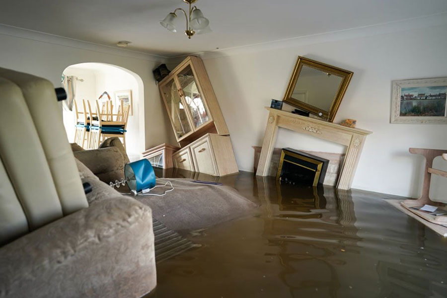 ورود سیلاب به خانه‌ها در شهر کوویک بریتانیا